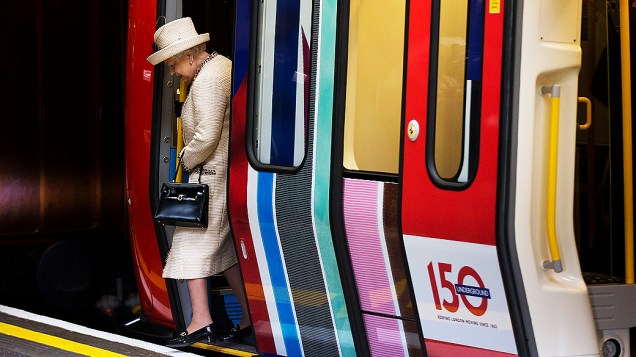 A rainha Elizabeth II durante visita à estação de metrô de Baker Street, em Londres para comemorar 150º aniversário do metrô de Londres