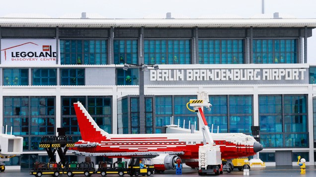 Miniatura do aeroporto internacional de Berlim-Brandenburgo, com 100 mil peças de Lego apresentada à imprensa em Schoenefeld, Alemanha