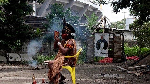 Um índio se pinta no Museu indígena brasileiro no Rio de Janeiro