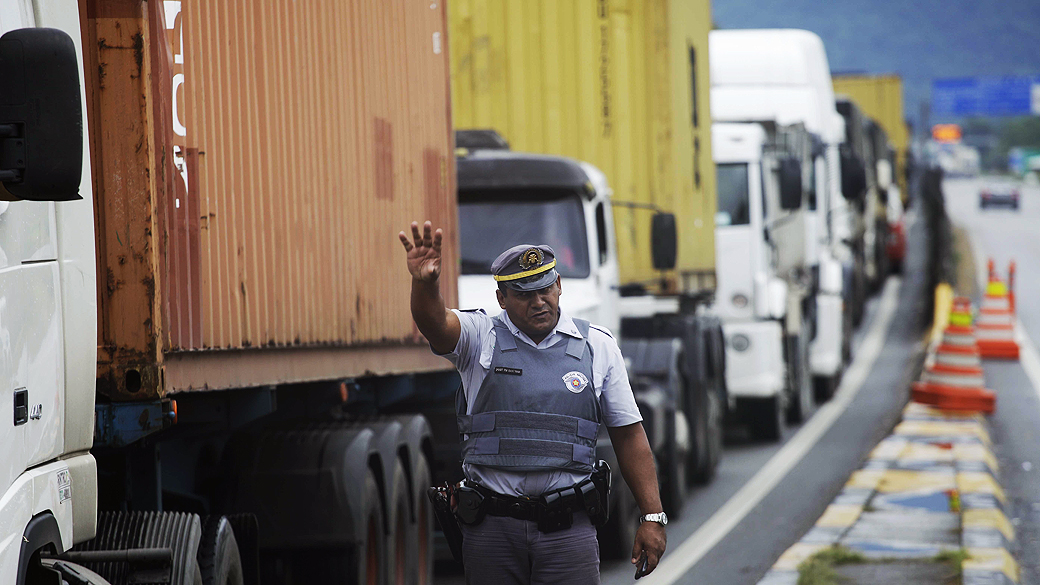 Soja: caminhões demoram até 12 horas para trafegar 20 km na Cônego Domênico Rangoni