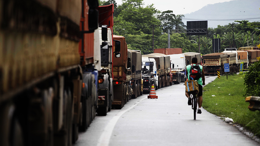 Caminhões demoram até 12 horas para trafegar 20 km na Cônego Domênico Rangoni; filas são de 22 km nesta manhã desta quinta-feira (21)