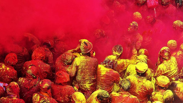 Fiéis hindus participam de guerra de pó colorido no templo Radha Rani durante o Lahtmar Holi, o Festival das Cores , em Barsana, Índia