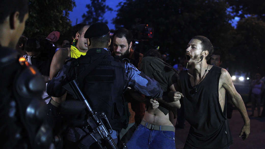 Manifestantes entram em confronto com policiais militares fora do Museu do Índio na desapropriação da aldeias próximas do Maracanã, no Rio de Janeiro