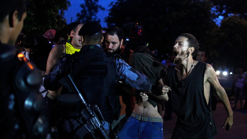 Manifestantes entram em confronto com policiais militares fora do Museu do Índio na desapropriação da aldeias próximas do Maracanã, no Rio de Janeiro