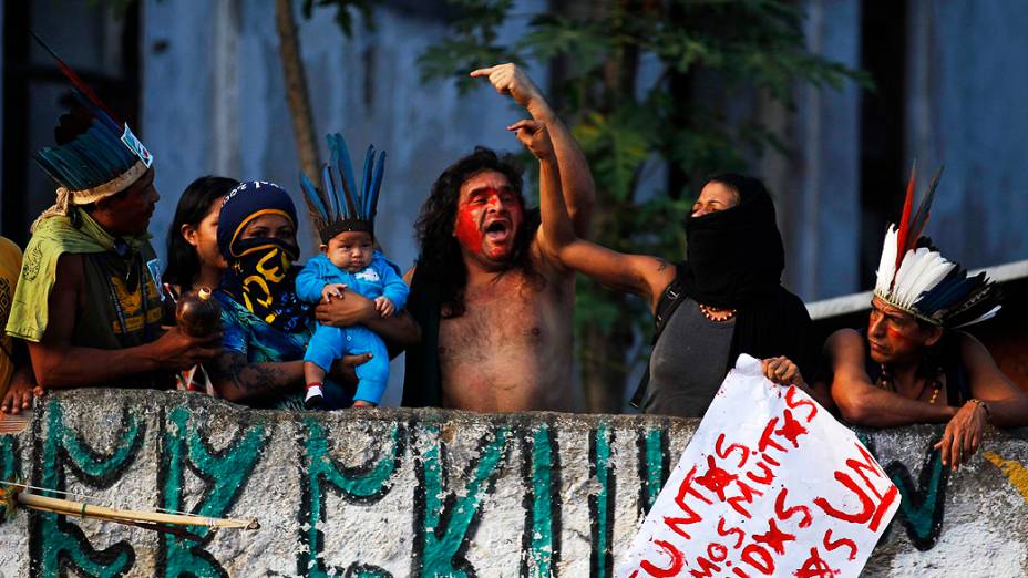 Índios gritam dentro do Museu do Índio  durante a chegada da polícia para a desepropriação do local, no Rio de Janeiro