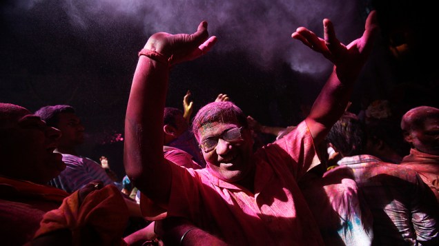 Homem dança durante as celebrações do Holi, Festival das cores, no templo Bihari Bankey em Uttar Pradesh, Índia