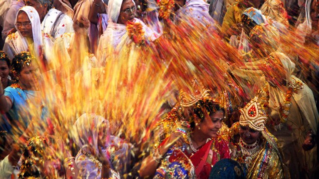 Viúvas indianas quebram o tabu e celebram o festival hindu de Holi, Festival das cores, pela primeira vez,  em Vrindavan, na Índia