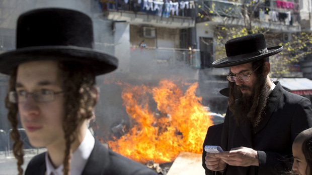 Judeus ultra-ortodoxos queimam produtos fermentados em ritual de preparação para o feriado de Pessach, em Jerusalém