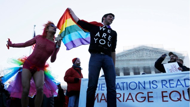Manifestantes protestam do lado de fora do Tribunal Superior da América que retoma hoje a questão do casamento gay, nos Estados Unidos 