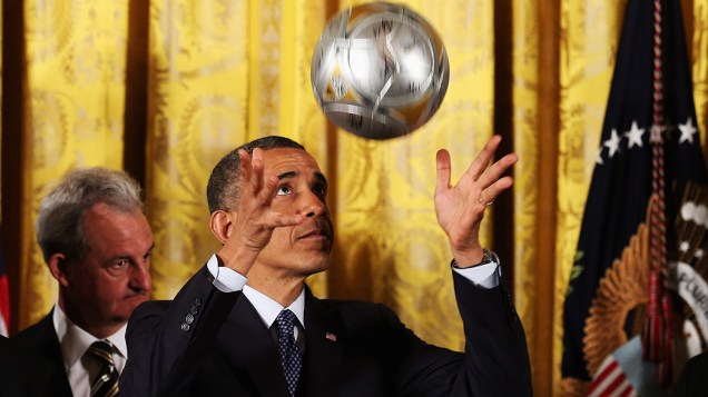 Barack Obama cabeceia uma bola durante cerimônia em homenagem aos jogadores e treinadores campeões da NHL e da MLS, principais ligas de hockey e futebol do país, no Salão Leste da Casa Branca