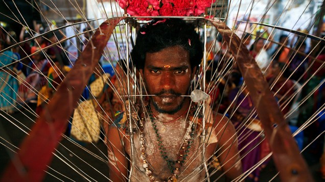 Devoto hindu participa de procissão religiosa durante o festival Panguni Uthiram, em Chenna, na Índia