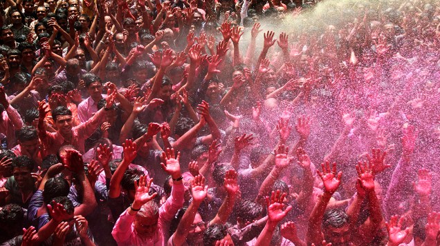 Pó colorido é jogado na multidão durante celebração do "Holi", Festival das Cores em Ahmadabad, na Índia