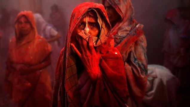 Mulher participa das comemorações do "Holi", festival das cores na cidade de Hyderabad, na Índia. O festival comemora a chegada da primavera