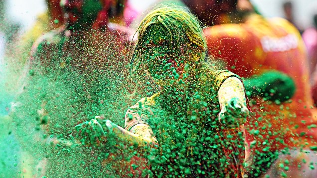 Estudante com o rosto coberto de pó durante "Holi", o Festival das Cores, na Índia