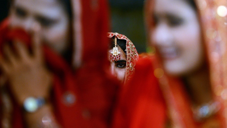 Noiva participa de casamento coletivo no Paquistão