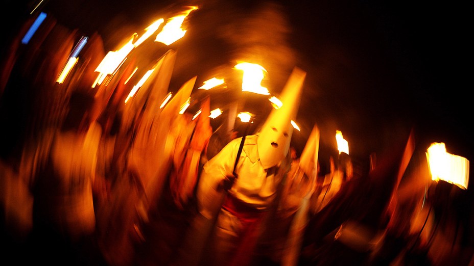 Homens encapuzados conhecidos como Farricocos participam do Fogaréu, ou Procissão das Tochas, cerimônia católica tradicional que acontece durante Semana Santa, em Goiás Velho, estado de Goiás