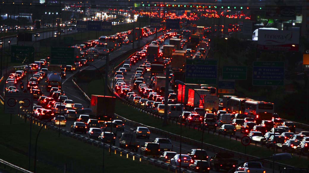 Na noite de quinta, trânsito foi intenso na saída de São Paulo para o feriado de Páscoa