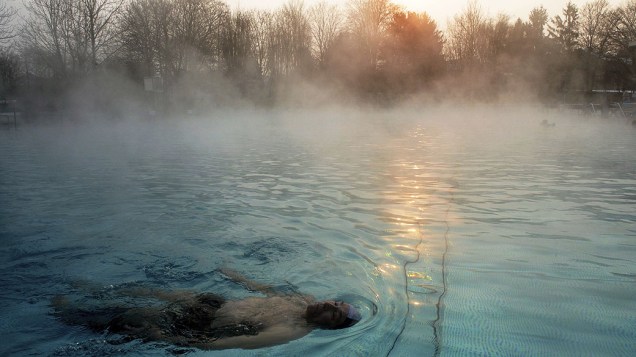 Homem desafia as baixas temperaturas e toma banho em uma piscina Frankfurt, na Alemanha