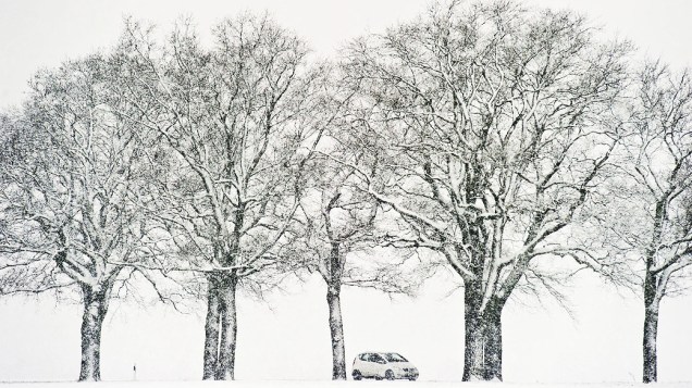 Carro atravessa tempestade de neve na cidade de Sieversdorf, no estado de Brandemburgo, na Alemanha