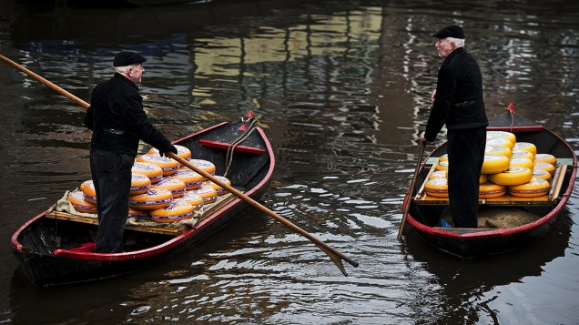 Queijo é transportado sobre a água durante a abertura oficial da temporada do Mercado do Queijo em Alkmaar, na Holanda