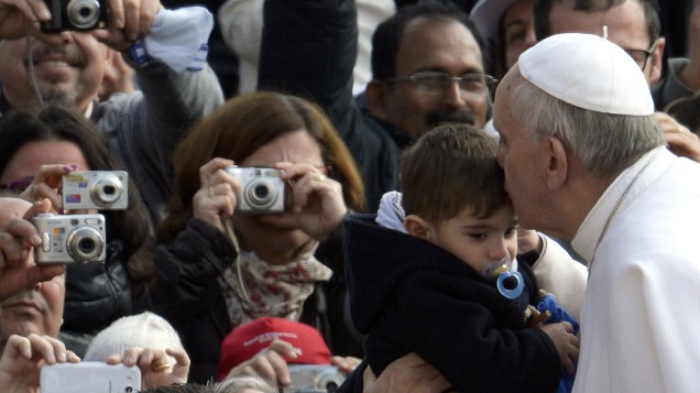 Papa Francisco beija criança durante audiência geral na Basílica de São Pedro, no Vaticano