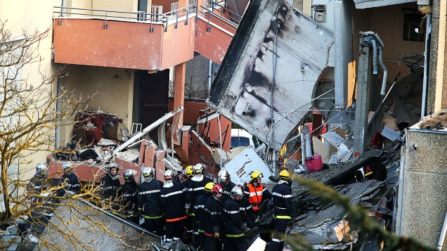 Bombeiros buscam vítimas nos escombros de um prédio que desabou após uma explosão nesta quarta-feira (3) em Witry-les-Reims, no norte da França. De acordo com os bombeiros, quatro pessoas da mesma família morreram