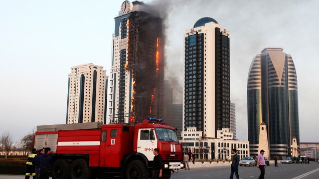 Incêndio atinge arranha-céu em conjunto empresarial na cidade de Grozny, capital da Tchetchênia, na Rússia