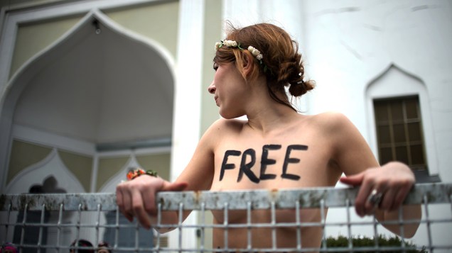 Ativista do Femen na Alemanha protesta em frente a Ahmadiyya-Moschee, mesquita mais antiga de Berlim. O Femen realizou uma série de protestos ao redor da Europa em apoio a Amina, jovem que causou escândalo ao postar fotos de si mesma com o peito nu na internet
