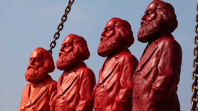 Esculturas vermelhas de Karl Marx, do artista Ottmar Hoerl, são posicionadas em uma empresa em Trier, na Alemanha