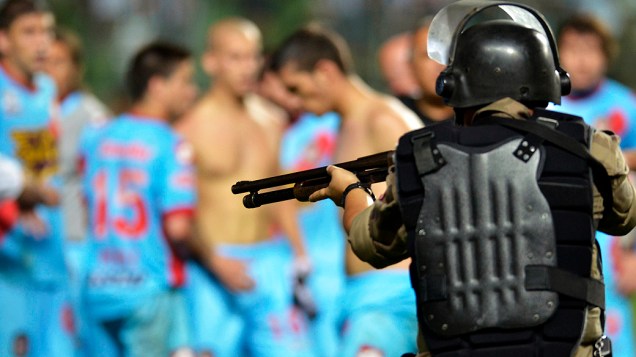 Policial aponta arma para jogadores do Arsenal de Sarandi após confusão em jogo do Atlético-MG