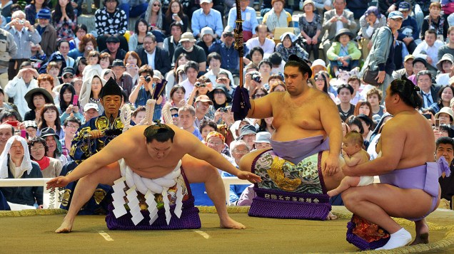 Lutadores participam de uma exposição cerimonial de sumô no santuário Yasukuni, em Tóquio, no Japão