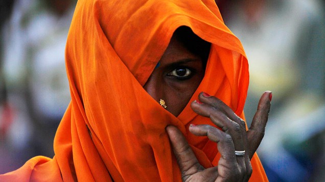 Mulher usa véu nos arredores de Allahabad, norte da Índia, na manhã desta sexta-feira (5)