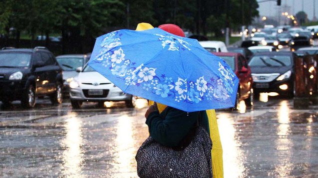 Com a chuva a avenida Roberto Marinho, zona sul de São Paulo (SP), ficou congestionada na manhã desta sexta-feira (05)