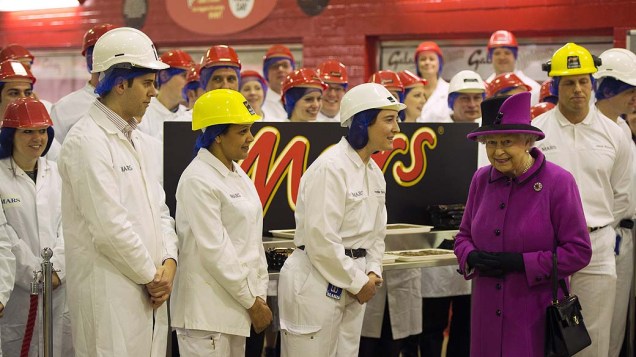 A rainha Elizabeth visita fábrica de chocolate em Slough, no sul da Inglaterra