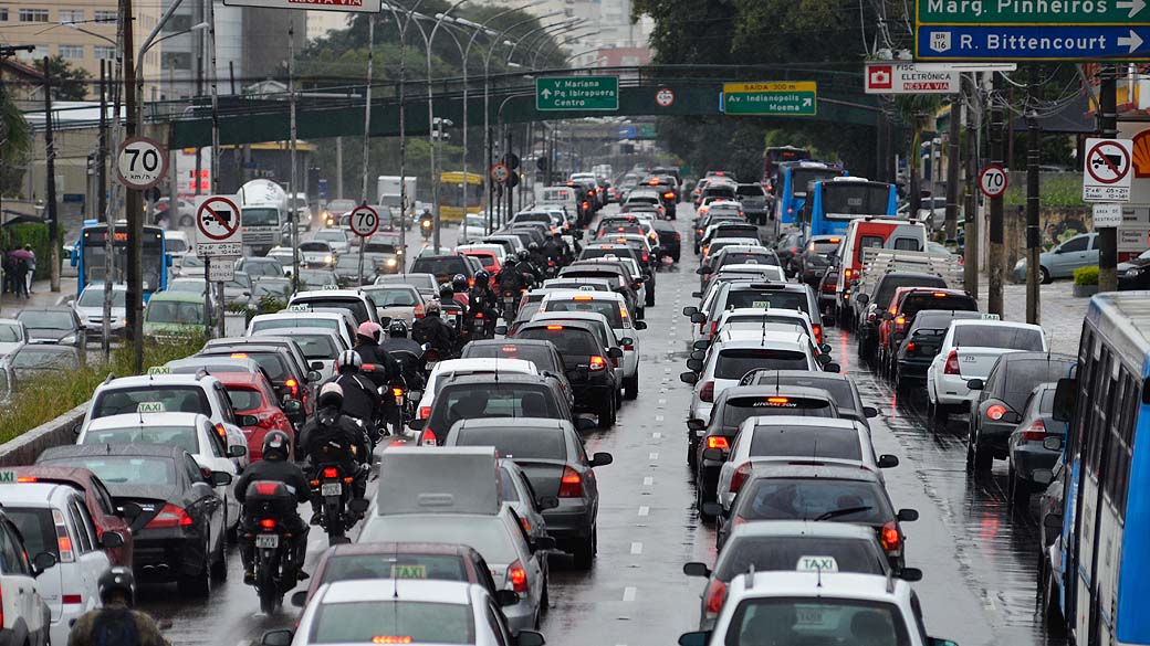 Trânsito lento na Avenida Moreira Guimarães sentido centro, próximo ao Aeroporto de Congonhas, na zona sul de São Paulo, nesta manhã chuvosa de sexta-feira (05)