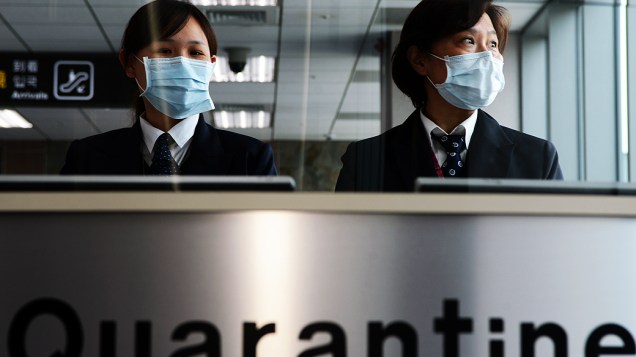 Funcionárias de aeroporto de Taiwan começam a usar máscaras devido a confirmação de sete pessoas infectadas com a gripe aviária