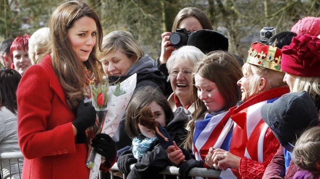 A duquesa de Cambridge Kate Middleton, é apresentada a sua boneca, durante visita à Escócia