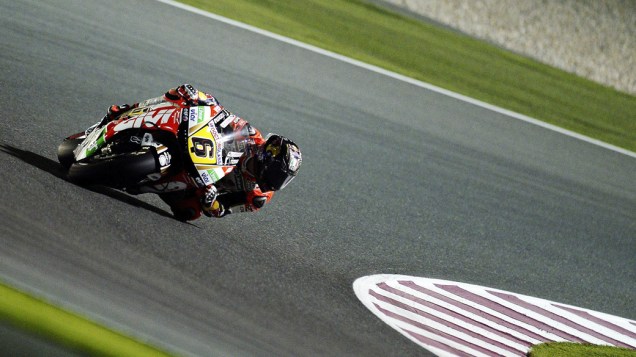 Piloto em uma curva, no segundo dia de treinamento para o Grande Prêmio do Qatar de MotoGP, no circuito de Losail, em Doha