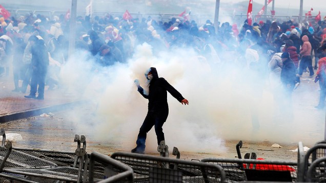 Manifestantes entram em confronto com a polícia, na Turquia