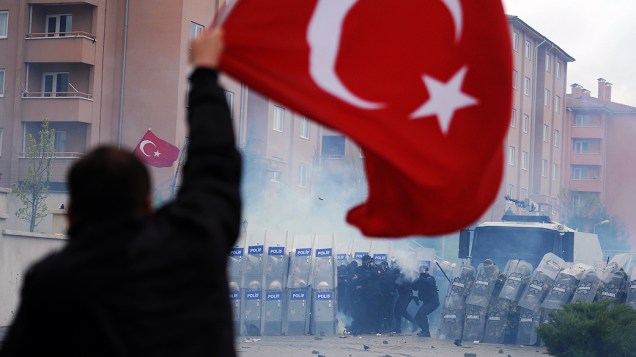 Manifestantes entram em confronto com a polícia, na Turquia