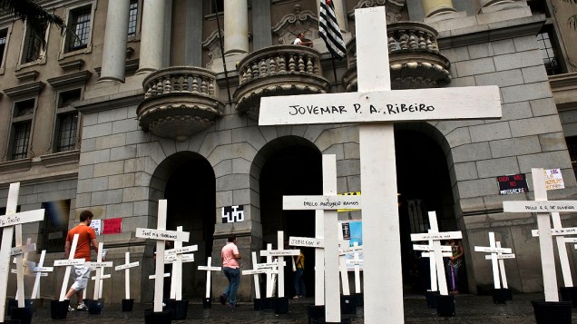 Cruzes foram colocadas na manhã desta segunda-feira (08), em frente ao largo São Francisco, no centro de São Paulo, por alunos da Faculdade de Direito da USP, em lembrança aos mortos do massacre do Carandiru