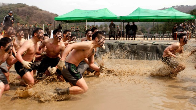 Soldados sul-coreanos participam de um treinamento nesta segunda-feira (08), em Cheorwon, 77 km a nordeste de Seul