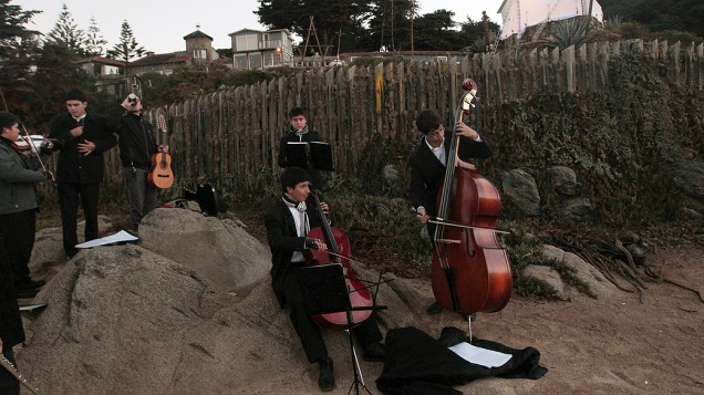 Músicos tocam durante exumação do corpo do poeta Pablo Neruda, no Chile
