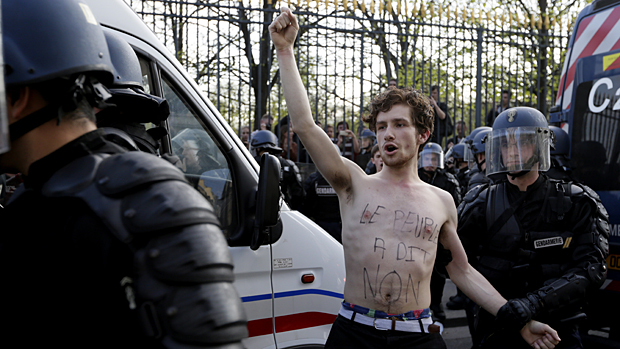 Manifestante contra o casamento gay é detido em Paris, na França