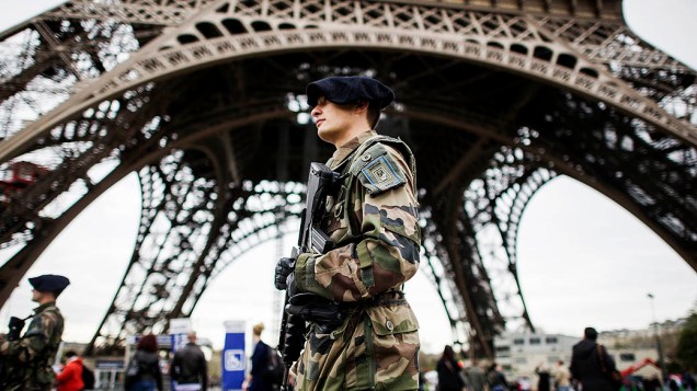 Soldados franceses fazem patrulha em frente à Torre Eiffel, em Paris