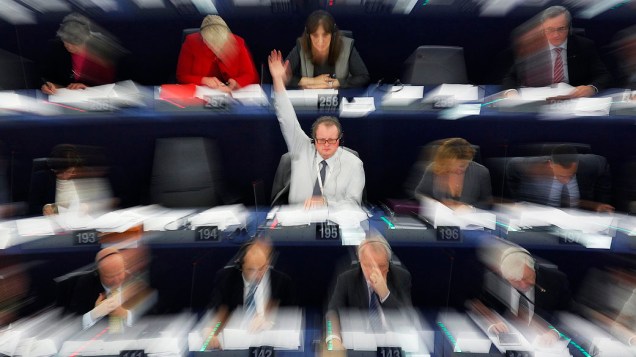Membros do Parlamento Europeu participam de uma sessão de votação em Estrasburgo, na França