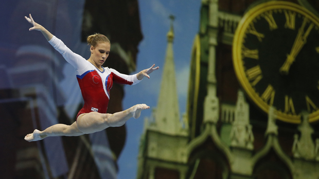 A russa Ksenia Afanasyeva durante prova de qualificação em ginástica artística, em Moscou