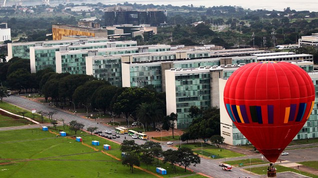 Balão sobrevoa Brasília; capital federal recebe festival de balonismo