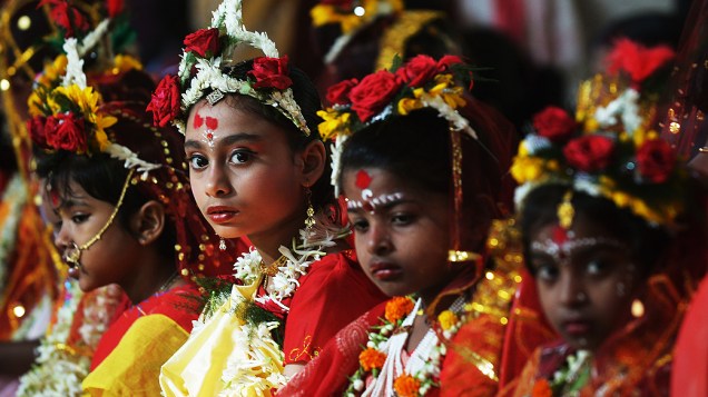Crianças indianas participam de festival hindu, em Calcutá