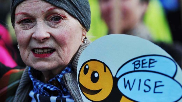 A estilista Vivienne Westwood em protesto contra o uso de agrotóxicos, que são considerados prejudiciais às abelhas, no centro de Londres